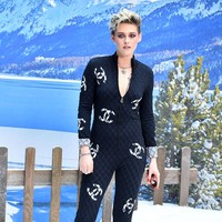 Tidak ketinggalan aktris Kristen Stewart dengan jumpsuit bergaya sporty bermotif ‘CC’ khas Chanel. Kristen adalah salah satu muse Karl sekaligus brand ambassador Chanel. Foto: Getty Images