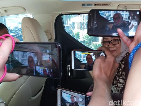 Kakak Andi Arief, Nelly, di gedung Direktorat Tindak Pidana Narkoba Bareskrim Polri, Jl MT Haryono, Jaktim, Selasa (5/3/2019)
