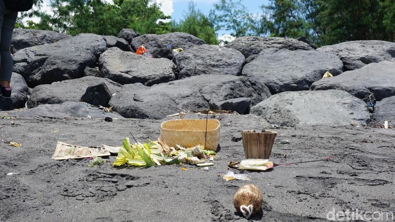 Bekas sesajen Melasti di Pantai Padanggalak (Aditya Mardiastuti/detikTravel) Bekas sesajen Melasti di Pantai Padanggalak (Aditya Mardiastuti/detikTravel)