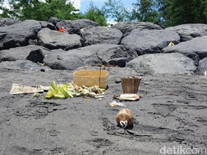 Momen Nyepi yang Syahdu, Tapi Diwarnai Aksi Jarah Uang Sesajen