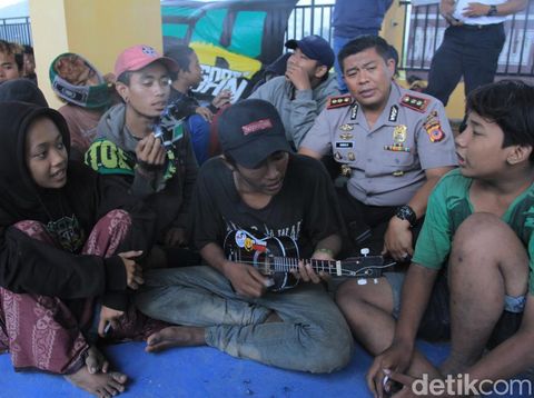 1 Bonek Tewas Usai Tenggak Miras Oplosan di Alun-alun Bandung