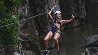 Saat bergelantungan di wahana flying fox Rio Perdido, Kosta Rika. (laisribeiro/Instagram)