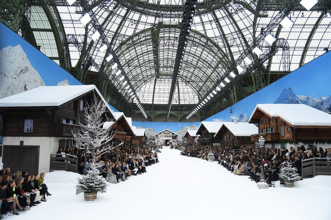 Fashion show Chanel di Paris Fashion Week, Selasa (5/3/2019), terasa berbeda dari biasanya. Pasalnya, peragaan koleksi Autumn-Winter 2019/2020 ini digelar hanya dua pekan setelah desainer legendarisnya, Kar Lagerfeld, tutup usia.  Foto: Getty Images