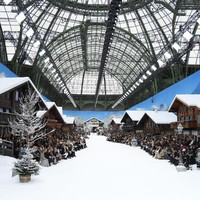 Fashion show Chanel di Paris Fashion Week, Selasa (5/3/2019), terasa berbeda dari biasanya. Pasalnya, peragaan koleksi Autumn-Winter 2019/2020 ini digelar hanya dua pekan setelah desainer legendarisnya, Kar Lagerfeld, tutup usia.  Foto: Getty Images