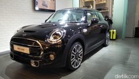 New MINI 3-Door Black Edition adalah edisi individual yang secara eksklusif dirancang untuk market Indonesia.