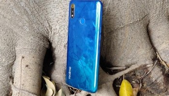Pilihan warna Radian Blue Realme 3 tampak berkilauan. Foto: Mobile Indian