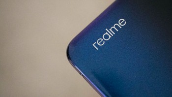 Realme 3 hadir dengan pilihan warna Dynamic Black, Rediant Blue dan Standard Black. Siapkan dana 8.999 rupee atau Rp 1,8 juta untuk varian RAM 3 GB.  Foto: Mobile Indian