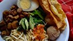 Hujan-hujan Dingin Paling Cocok Sarapan Mie Ayam Jamur yang Mantap Ini