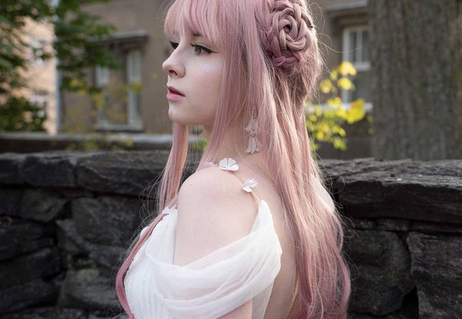 Nea juga sering digandeng untuk menjadi model pemotretan. Sesekali ia tak memakai baju Lolita hanya untuk kebutuhan pemotretan dan fashion show. Foto: Instagram/genesisoftheend