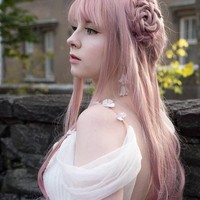 Nea juga sering digandeng untuk menjadi model pemotretan. Sesekali ia tak memakai baju Lolita hanya untuk kebutuhan pemotretan dan fashion show. Foto: Instagram/genesisoftheend