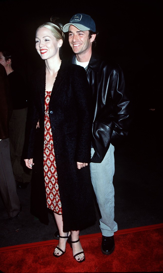 Luke Perry suka bergaya casual khas pria Amerika. Jaket kulit, jeans dan topi sering kali jadi andalannya dalam berpenampilan. Foto: Getty Images