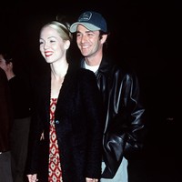Luke Perry suka bergaya casual khas pria Amerika. Jaket kulit, jeans dan topi sering kali jadi andalannya dalam berpenampilan. Foto: Getty Images