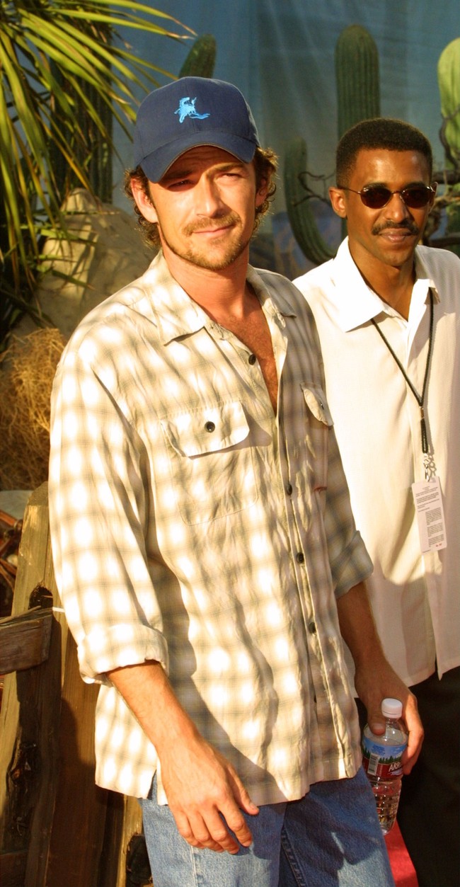 Gaya santai Luke Perry dengan kemeja longgar dan topi baseball. Meskipun terkesan cuek, ia tetap menjadi idola para wanita pada masanya. Foto: Getty Images