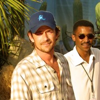 Gaya santai Luke Perry dengan kemeja longgar dan topi baseball. Meskipun terkesan cuek, ia tetap menjadi idola para wanita pada masanya. Foto: Getty Images