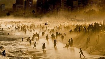 Foto pilihan kelima NatgGeo adalah karya fotografer Sandra Cattaneo pemandangan laut yang dramatis di pantai Ipanema, di Rio de Janeir, Brasil. (Foto: National Geographic)