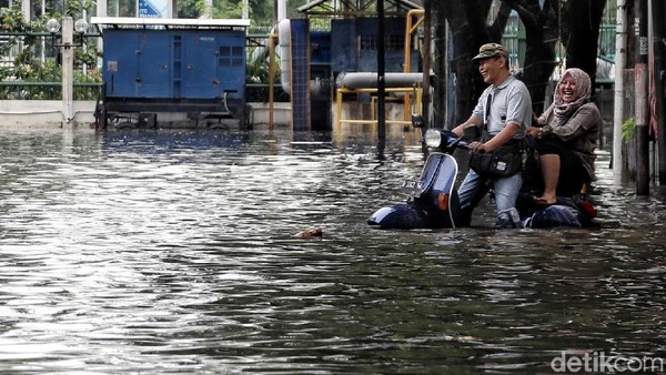 Terendam Banjir, Aktivitas di Ruko ITC Mangga Dua Tetap Normal