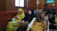Mulan Jameela sudah menanti terlebih dahulu di ruang sidang. Deny Prastyo Utomo/detikcom