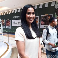 Di tengah kesibukannya sebagai bos perusahaan pengembang properti, ibu tiga anak, dan istri Mensos, Loemongga pun masih menyempatkan diri merawat penampilan. Salah satunya adalah dengan rajin berolahraga. Setiap pagi, ia olahraga selama satu jam sebelum beraktivitas. Foto: Rahmi Anjani/Wolipop