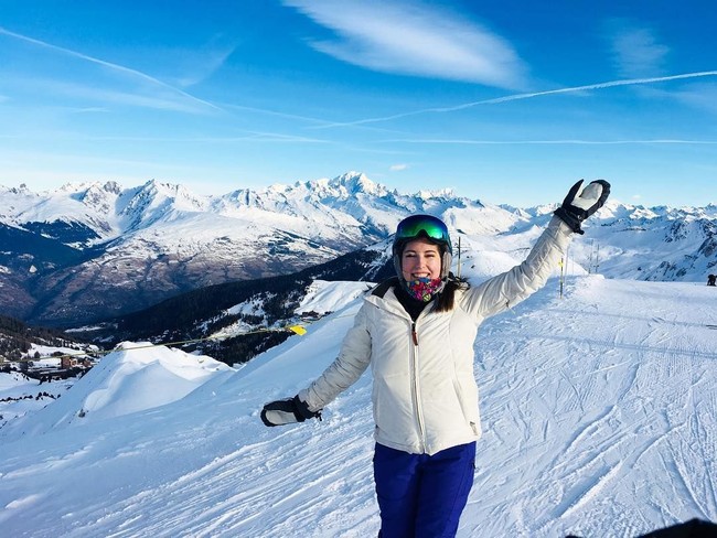 Kala itu Catrin Pugh menumpang railcar dari tempatnya bekerja di resort ski pegunungan Alpen. Saat perjalanan, terjadi tubrukan dan railcar terbakar. Foto: Instagram/@catrinpugh