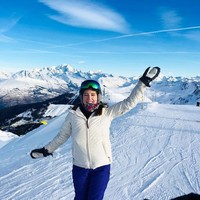 Kala itu Catrin Pugh menumpang railcar dari tempatnya bekerja di resort ski pegunungan Alpen. Saat perjalanan, terjadi tubrukan dan railcar terbakar. Foto: Instagram/@catrinpugh