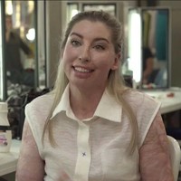 Mengalami lukar bakar di sekujur tubuh, Catrin dengan berani menunjukkan bekas lukanya ke mata publik lewat talkshow Loose Women yang disiarkan di stasiun TV lokal. Ia juga aktif dalam gerakan Body Stories Campaign yang mendorong orang-orang dengan bekas luka, tanda lahir dan stretch marks agar lebih percaya diri. Foto: istimewa