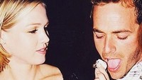 Begini Jennie Garth yang merupakan lawan main mendiang Luke dalam serial Beverly Hills 90210 saat menyuapi sepotong kue untuk Luke. Foto: Instagram lukeperry.fanpage