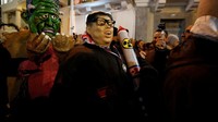 Peserta dengan topeng Pemimpin Korut Kim Jong Un ikut tampil. REUTERS/Darrin Zammit Lupi.