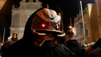 Peserta karnaval memakai berbagai topeng yang menyeramkan. REUTERS/Darrin Zammit Lupi.