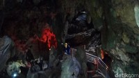 Suasana di dalam perut gua dengan lampu yang bernuansa merah (Akrom Hazami/detikTravel)