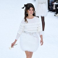 Di antara jajaran para model, muncul aktris Penelope Cruz. Berbalut busana serba putih, aktris asal Spanyol ini berjalan sambil membawa sekuntum mawar putih. Foto: Getty Images