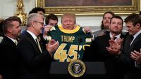 Lagi-lagi Trump Sajikan Fast Food Untuk Tim Sepak Bola