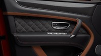 Di dalam, Bentayga Speed memperkenalkan tema desain pembagian warna yang dramatis. Mobil ini memakai material Alcantara, pertama kalinya di Bentayga. Istimewa/Dok. Bentley.