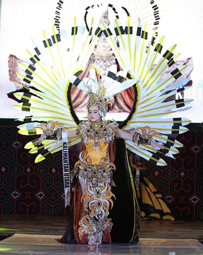 Kostum Adani Ladita Ramadhan dari Kalimantan Utara juga tak kalah heboh. Ia sukses mencuri perhatian dengan kostum bernuansa Dayak yang dilengkapi sayap burung enggang nan eksotis.  Foto: Instagram/@officialputeriindonesia