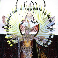Kostum Adani Ladita Ramadhan dari Kalimantan Utara juga tak kalah heboh. Ia sukses mencuri perhatian dengan kostum bernuansa Dayak yang dilengkapi sayap burung enggang nan eksotis.  Foto: Instagram/@officialputeriindonesia