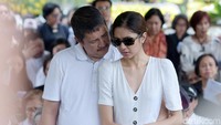 Sang ayah pun memeluk putrinya itu yang pipinya dibasahi oleh tangis. Pool/Noel/detikFoto.