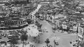 Shibuya Crossing pada tahun 1952. Meski padat dan ramai, suasana terlihat tertib dan bersih. Foto: Vintages