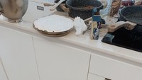 Sedang menemani Buna Rachel memasak, lihat tuh aksi Xabiru yang menggemaskan. Wajahnya sudah belepotan makanan. Foto: Instagram@rachelvennya