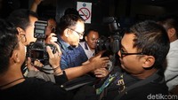 Hingga pukul 15.11 WIB, Andi Arief masih berada di dalam Gedung BNN. Kadiv Humas Polri Irjen M Iqbal sebelumnya menyatakan Andi Arief akan menjalani rehabilitasi mulai hari ini.