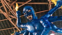 Setelah badan terbentuk, ogoh-ogoh ini pun mulai dicat. Cat biru dominan melumuri badan ogoh-ogoh bertangan banyak ini. (Harianto/detikTravel)