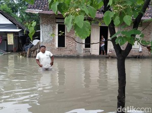 Potret Aktivitas Warga Bojonegoro di Tengah Banjir