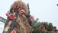 Meski hujan sempat mengguyur, pawai tetap berlangsung.