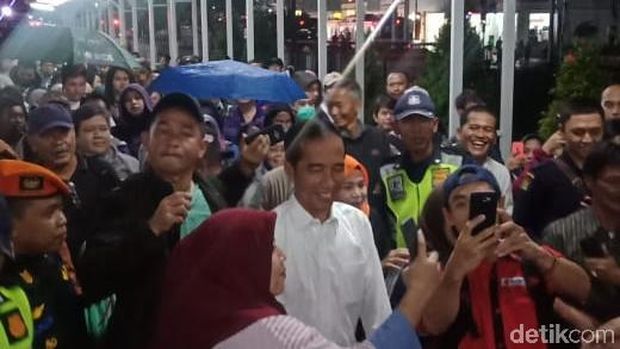 Begini Suasana Saat Jokowi Tiba di Stasiun Bogor Usai Desak-desakan Naik KRL