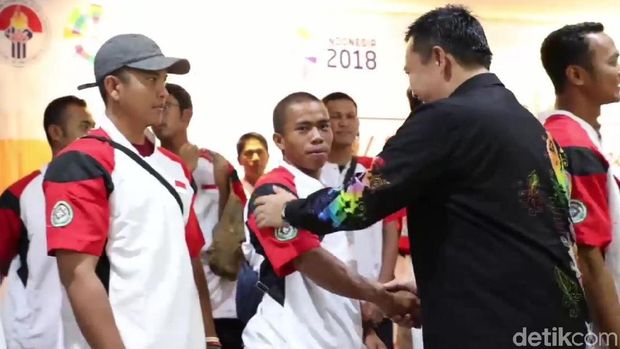 Menpora Imam Sampaikan Santunan dan Pimpin Tahlil Untuk Ramon Setyo