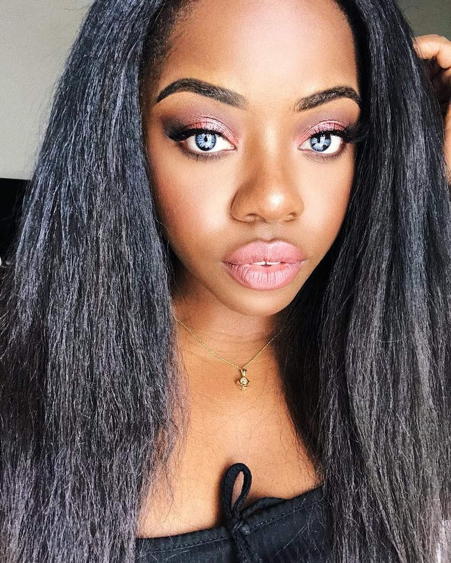 Jika biasanya orang keturunan Afrika punya warna mata gelap, Cydnee Black bermata biru. Matanya pun terlihat berkilau seperti yang sering digambarkan pada boneka Barbie. Instagram: @cydbee