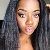 Jika biasanya orang keturunan Afrika punya warna mata gelap, Cydnee Black bermata biru. Matanya pun terlihat berkilau seperti yang sering digambarkan pada boneka Barbie. Instagram: @cydbee