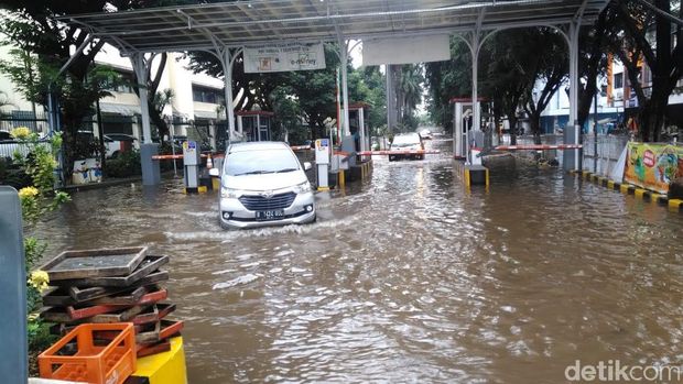 Genangan Air Masih Ada di Halaman Ruko Mangga Dua