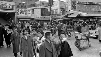 Orang-orang ramai berjalan, juga di Shibuya Station tahun 1958. Foto: Vintages