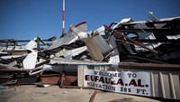 Hanggar tempat memarkirkan pesawat di Bandara Eufaula Municipal nampak rusak parah.