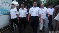 Ditemani sejumlah pihak terkait, Anies berjalan ke lokasi pasar yang terbakar.
