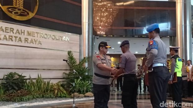 Harumkan Nama Polri, Polda Metro Beri Penghargaan ke Sani Rizki-Bripka Oky